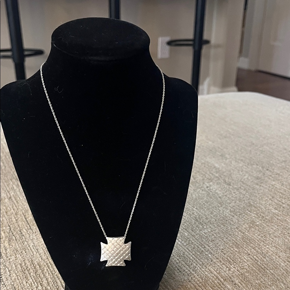 Elegant Silver Pendant Necklace